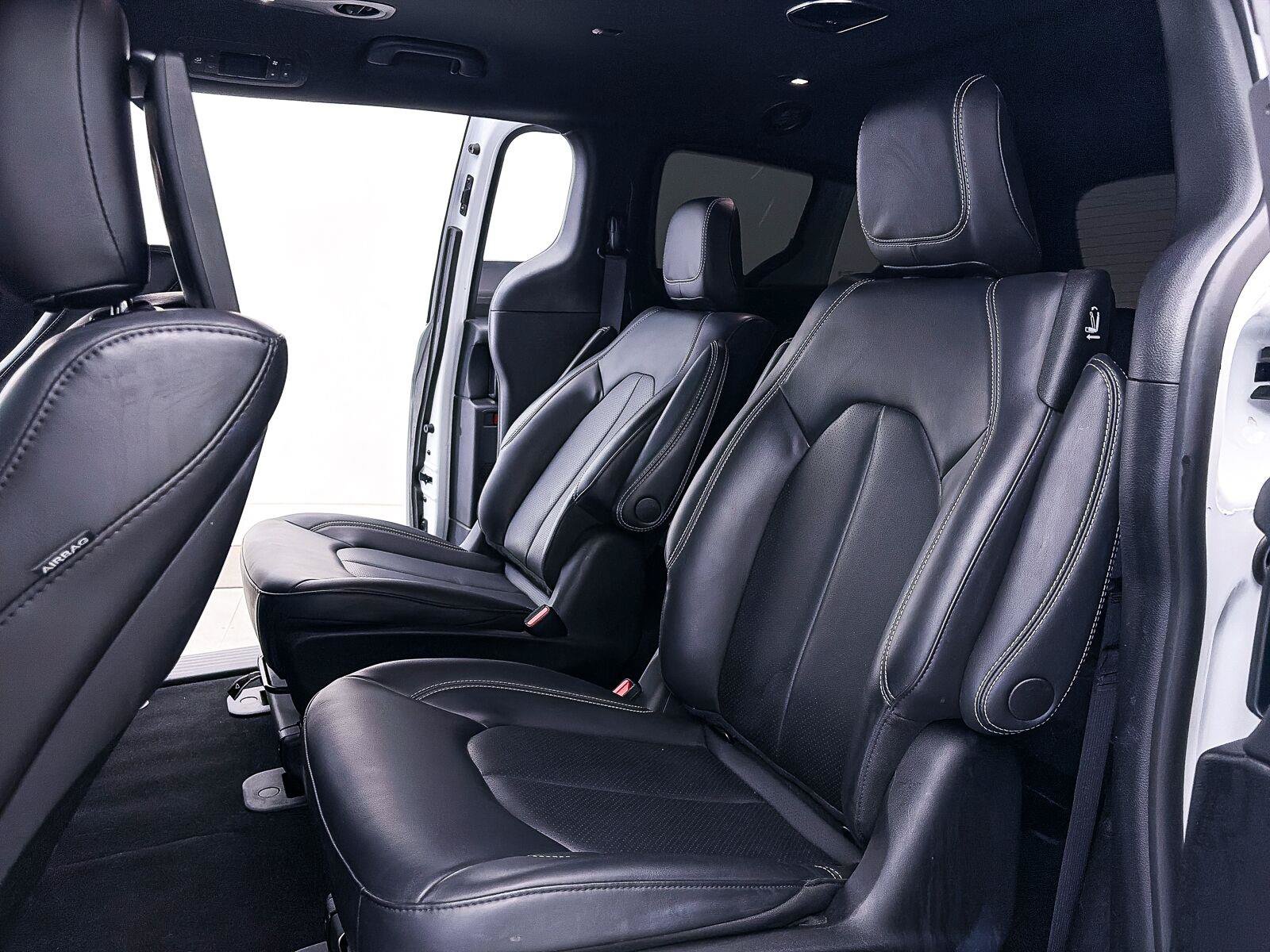 Used 2023 Chrysler Pacifica Touring-L w/ Uconnect Theater Family Group FWD image 39