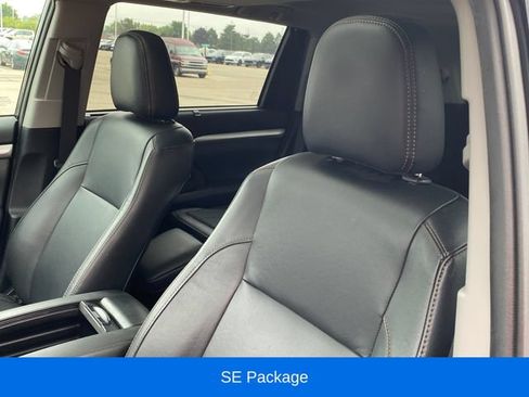 Used 2019 Toyota Highlander XLE AWD/4WD image 3