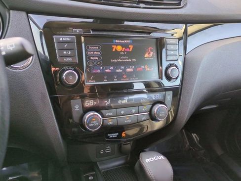 Used 2022 Nissan Rogue Sport SV w/ Technology Package image 11