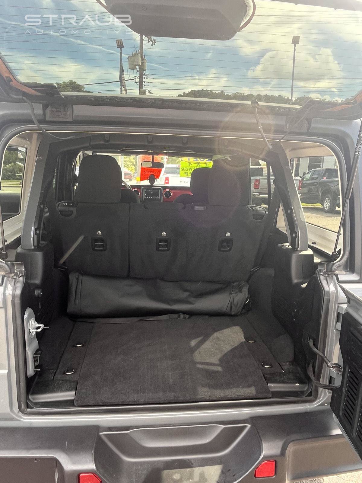 Used 2021 Jeep Wrangler Unlimited Rubicon w/ Cold Weather Group AWD/4WD image 17