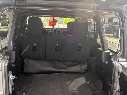 Used 2021 Jeep Wrangler Unlimited Rubicon w/ Cold Weather Group AWD/4WD image 17