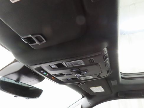 Used 2025 Chevrolet Suburban High Country image 25