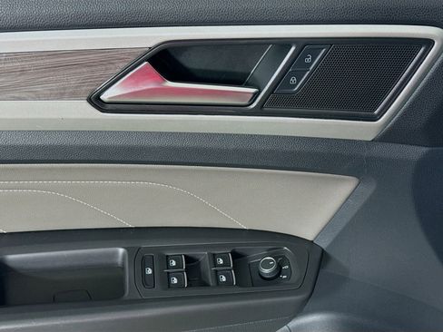 Certified 2022 Volkswagen Atlas Cross Sport SE w/ Panoramic Sunroof Package image 11