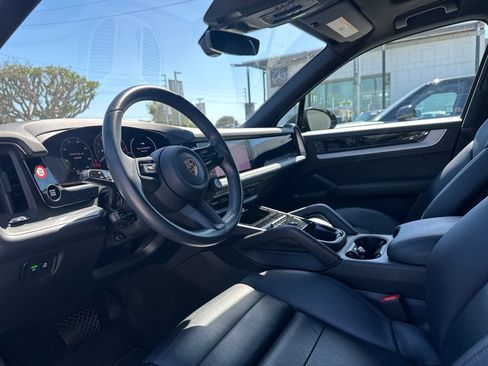 Used 2024 Porsche Cayenne AWD/4WD image 9
