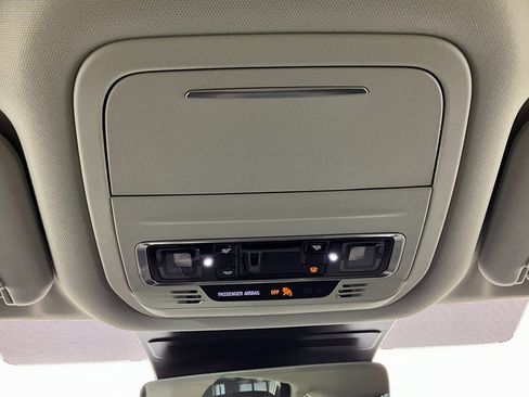 Used 2025 Lincoln Nautilus Premier image 13