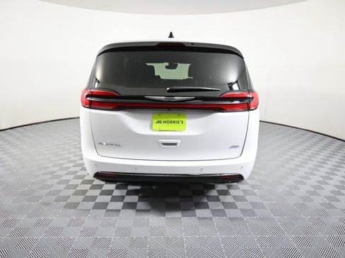 Used 2025 Chrysler Pacifica Select image 5