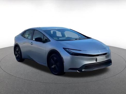 Used 2025 Toyota Prius LE image 3