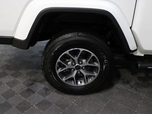 Used 2025 Jeep Gladiator Sport image 14