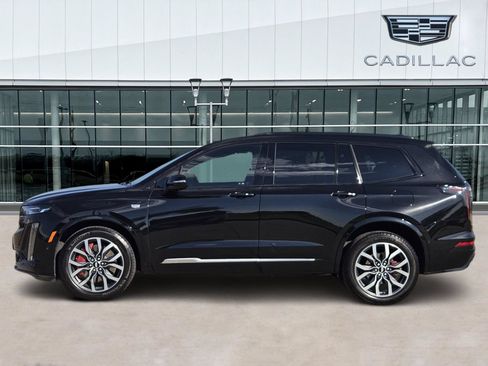 Certified 2022 Cadillac XT6 Sport w/ Technology Package AWD/4WD image 3