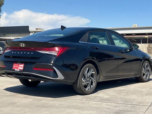 Used 2025 Hyundai Elantra SEL FWD image 3