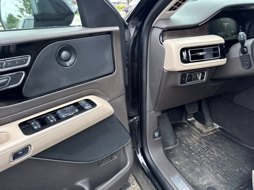 Used 2023 Lincoln Aviator Reserve w/ Equipment Group 201A AWD/4WD image 9