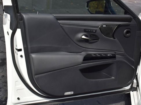 Used 2023 Lexus ES 300h Ultra Luxury image 10