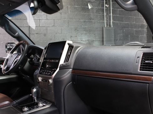 Used 2019 Toyota Land Cruiser w/ Four Season Floor Mat Package image 51