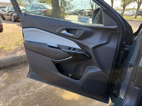 Used 2025 Chevrolet Trax LT image 18