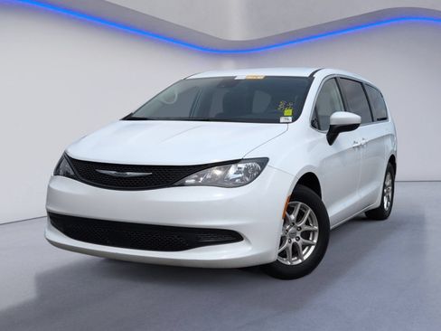 Used 2023 Chrysler Voyager LX FWD image 2