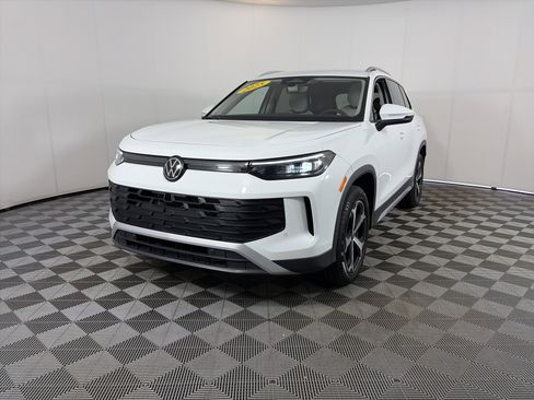 Used 2025 Volkswagen Tiguan SE AWD/4WD image 2