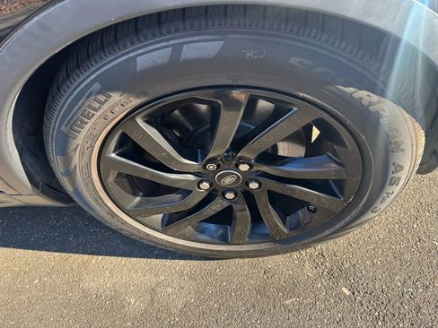 Used 2017 Land Rover Discovery HSE image 15