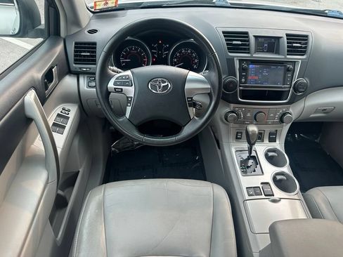 Used 2013 Toyota Highlander SE AWD/4WD image 16