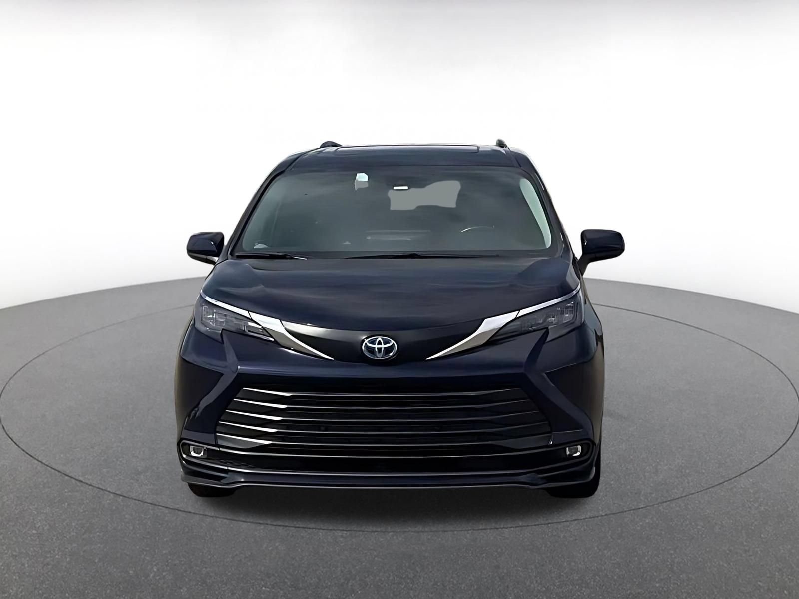 Used 2025 Toyota Sienna XLE FWD image 4