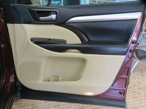 Used 2019 Toyota Highlander SE image 28