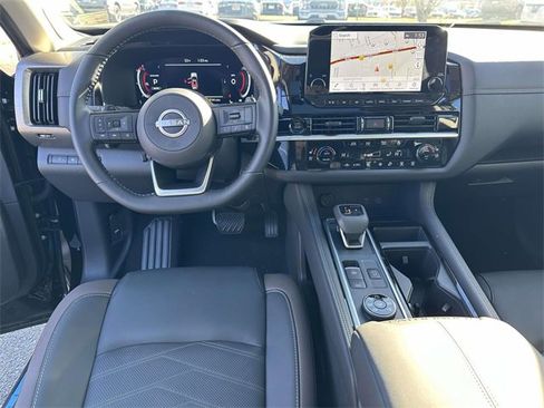 New 2025 Nissan Pathfinder Platinum image 18