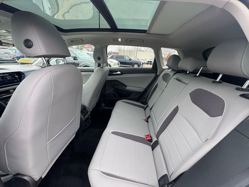 Used 2023 Volkswagen Taos SE w/ Panoramic Sunroof Package image 16