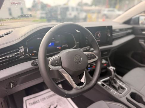 Used 2026 Volkswagen Jetta SE FWD image 11