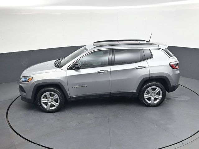 Used 2023 Jeep Compass Latitude w/ Sun and Sound Group AWD/4WD image 28