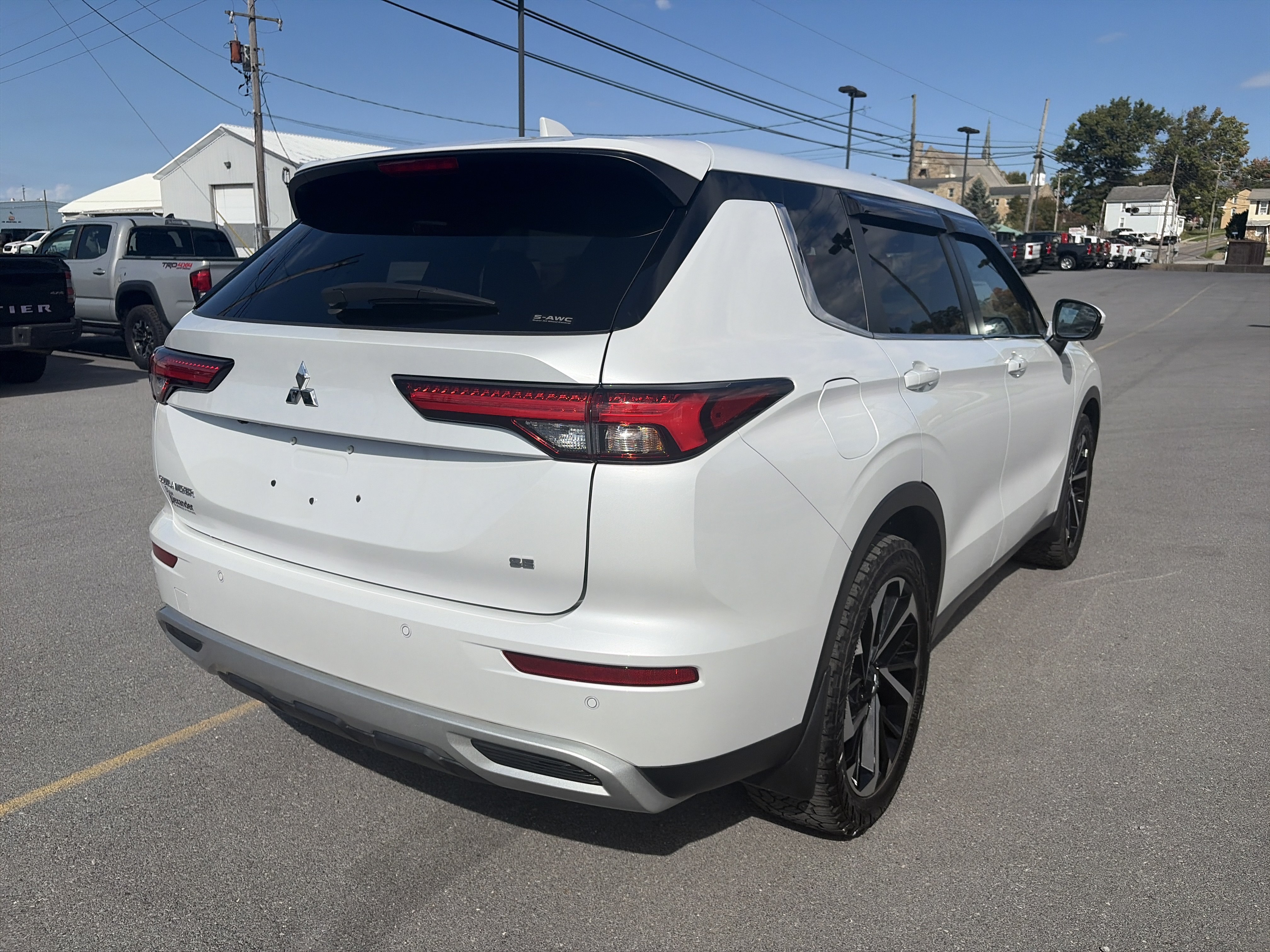 Used 2024 Mitsubishi Outlander SE AWD/4WD image 3