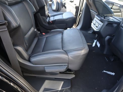 New 2025 Ford Expedition Platinum image 16