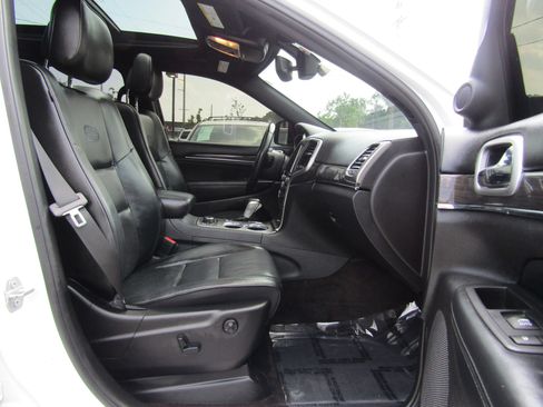 Used 2018 Jeep Grand Cherokee Overland AWD/4WD image 12