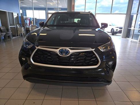 Used 2023 Toyota Highlander XLE image 3