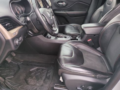 Used 2020 Jeep Cherokee Trailhawk image 27