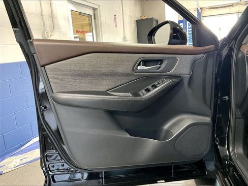 Used 2023 Nissan Rogue SV AWD/4WD image 9