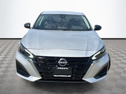 Used 2024 Nissan Altima 2.5 SV FWD image 2
