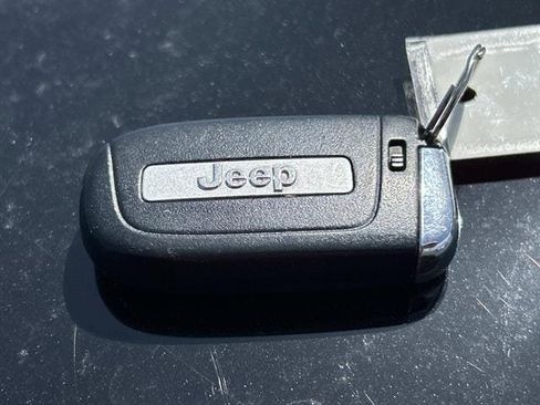 Certified 2023 Jeep Renegade Latitude w/ Sun/Sound Group AWD/4WD image 9