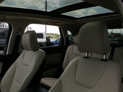 Certified 2022 Ford Edge Titanium w/ Class II Trailer Tow Package image 18