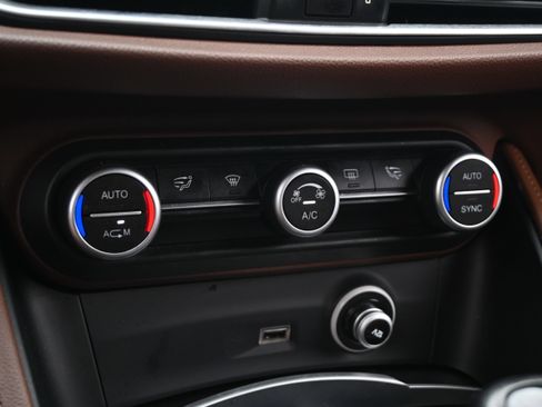 Used 2018 Alfa Romeo Stelvio AWD image 25