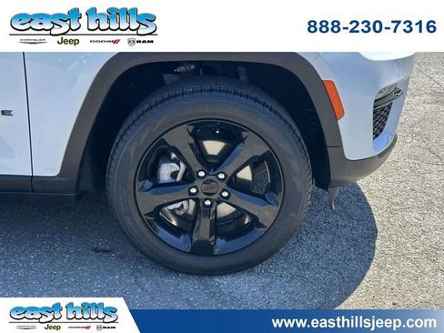 Certified 2023 Jeep Grand Cherokee Limited w/ Black Appearance Package AWD/4WD image 10
