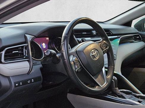 Used 2019 Toyota Camry XLE image 10