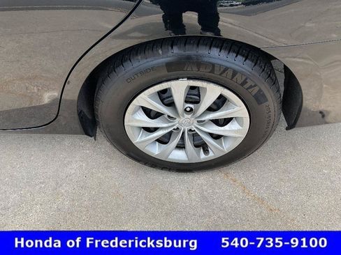 Used 2017 Toyota Camry LE FWD image 11