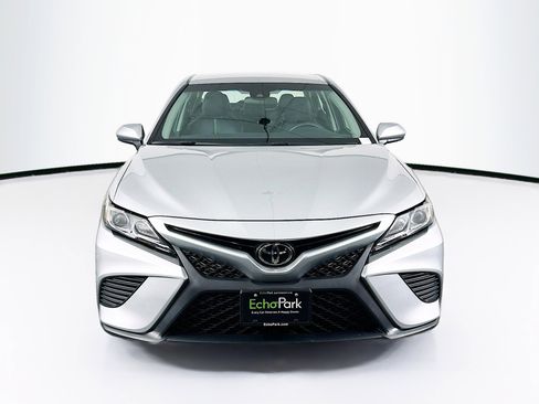 Used 2018 Toyota Camry SE FWD image 2