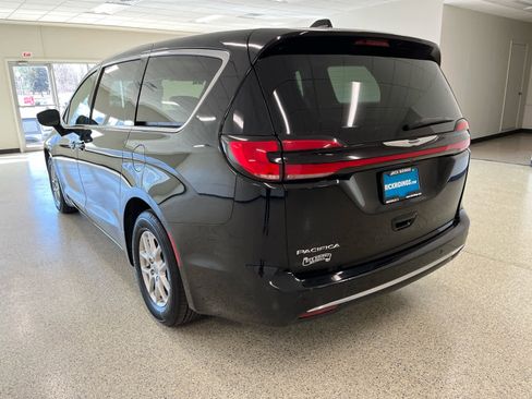 Used 2024 Chrysler Pacifica Touring-L FWD image 8