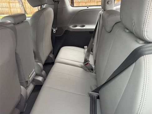 Used 2020 Toyota Sienna XLE w/ Carpet Mat Package image 18