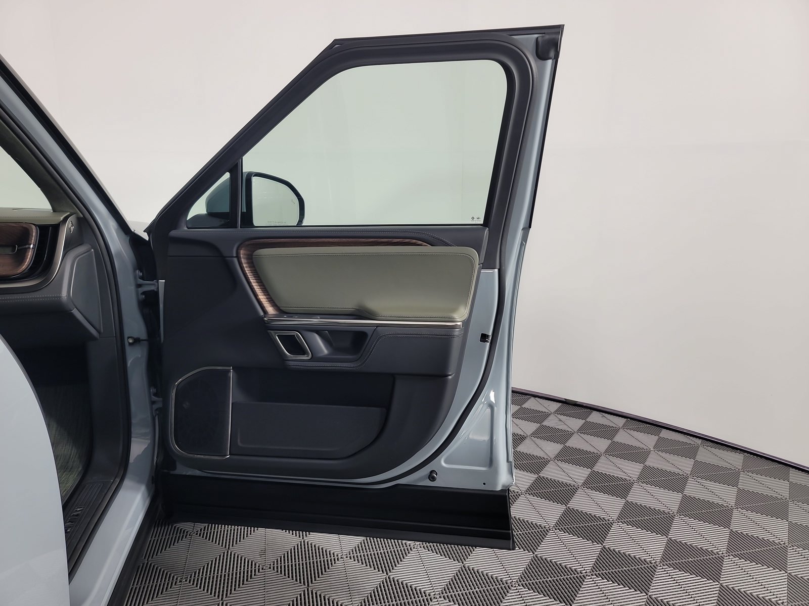 Used 2023 Rivian R1S Adventure Quad AWD/4WD image 18