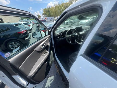 Used 2025 Chevrolet Blazer LT FWD image 2