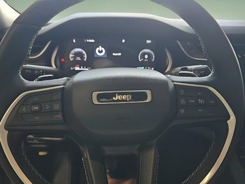 Used 2023 Jeep Grand Cherokee Laredo w/ Luxury Tech Group I AWD/4WD image 14