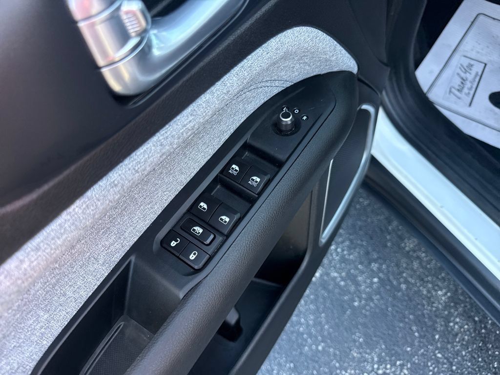 Used 2025 Jeep Compass Latitude AWD/4WD image 38