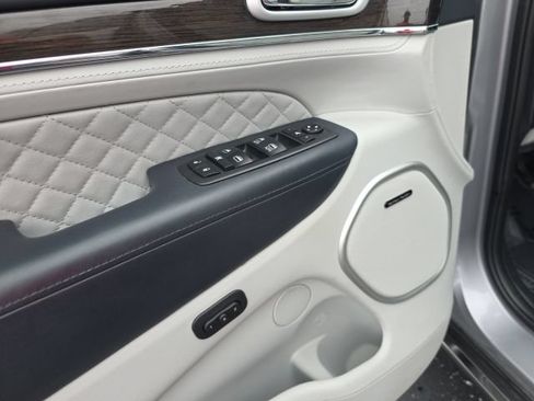 Used 2020 Jeep Grand Cherokee Summit AWD/4WD image 10