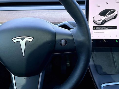 Used 2022 Tesla Model Y Long Range image 22